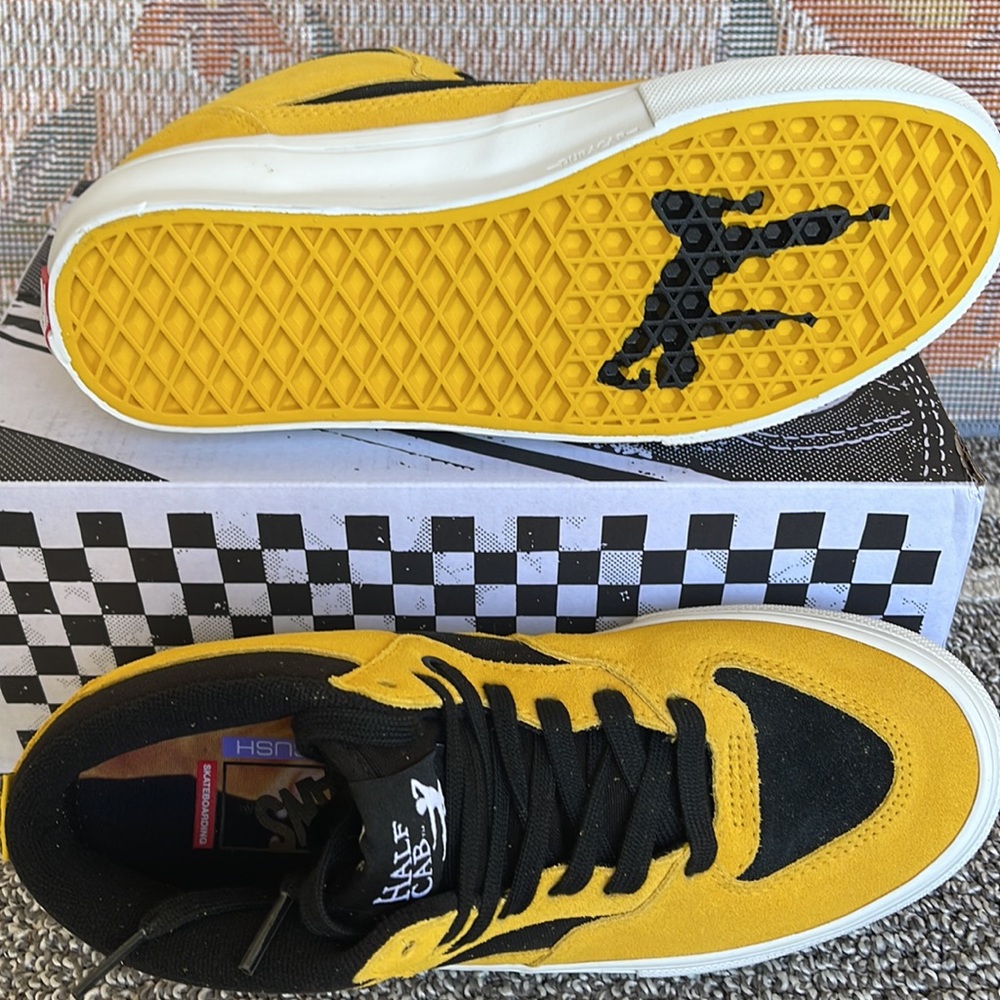 Vans • WMNS Skate Half Cab
Bruce Lee Black/Yellow
VN0A5FCDY23
Sneakers - Picture 5 of 16